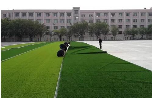 图文解说:足球场人造草坪面层施工流程
